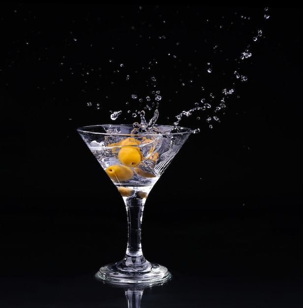 Vermut cocktail all'interno del bicchiere da martini su sfondo scuro