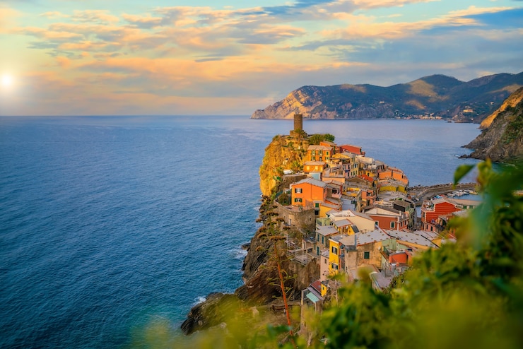 Foto vernazza, paesaggio urbano colorato sulle montagne sul mar mediterraneo nelle cinque terre italia europe