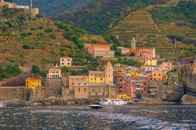 Vernazza, paesaggio urbano colorato sulle montagne sul Mar Mediterraneo nelle Cinque Terre Italia Europe