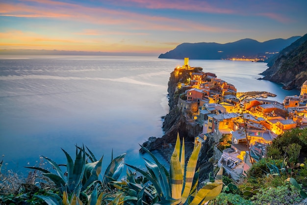 Vernazza, paesaggio urbano colorato sulle montagne sul Mar Mediterraneo nelle Cinque Terre Italia Europe