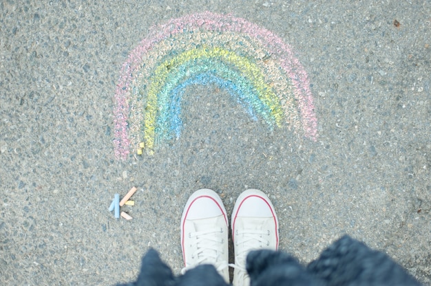 Vernice arcobaleno con gessetti colorati su pavimen