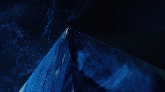 Vernice spruzzi d'acqua nebbia notturna scifi banner colore blu navy gocciolamento di vernice galleggiante sull'angolo superiore della piramide