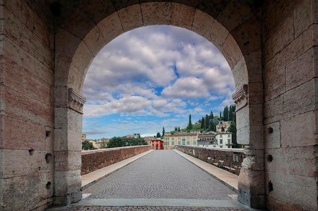Verona è una città sul fiume adige in veneto italia..