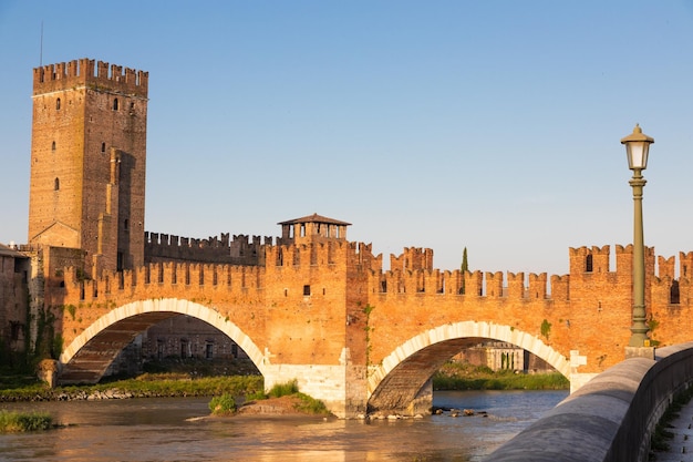 Verona Italia Ponte di Castelvecchio sul fiume Adige Vecchio castello che visita all'alba