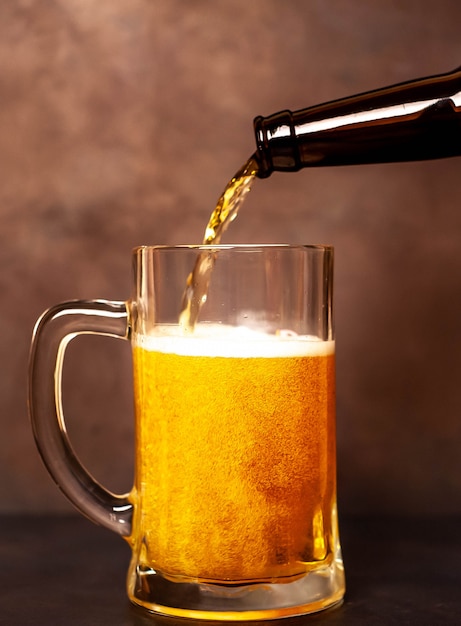 versa la birra in un bicchiere su una vecchia pietra