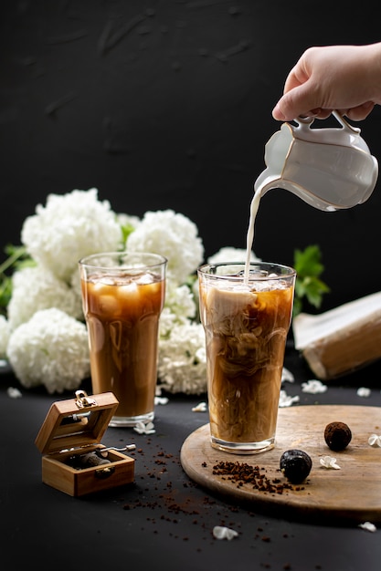 versando il latte in Ice Coffee