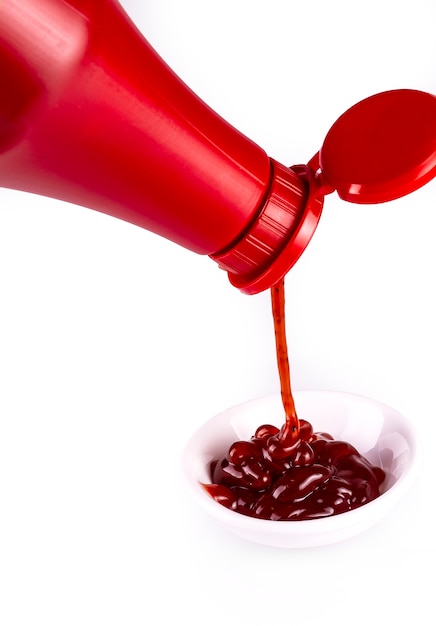 versando ketchup dalla bottiglia