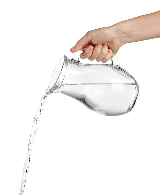 Versare acqua da una brocca di vetro isolata su bianco
