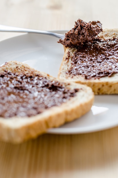 Versare il cioccolato su fette di pane