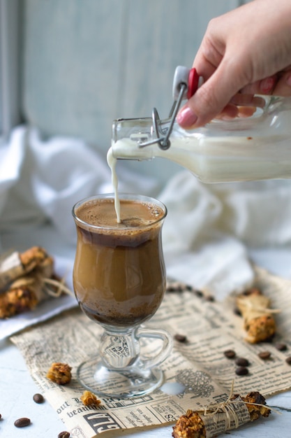 Versare il latte nel caffè