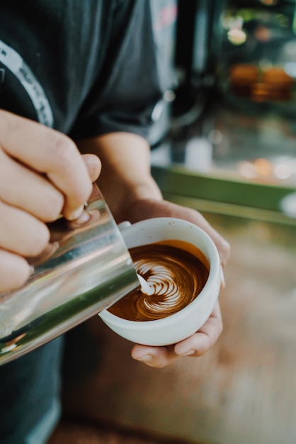 Versare il latte per fare il caffè latte art