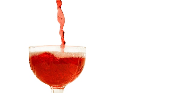 Versare il vino liquido rosso in una ciotola di vetro