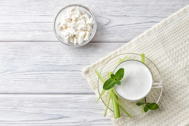 Versare kefir fatto in casa, yogurt con probiotici. Bevanda di latte acido freddo probiotico. Cibo e bevande alla moda.