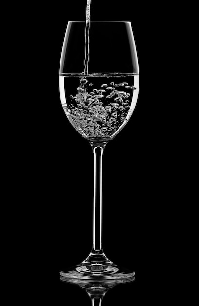 Versare l'acqua nel bicchiere da vino