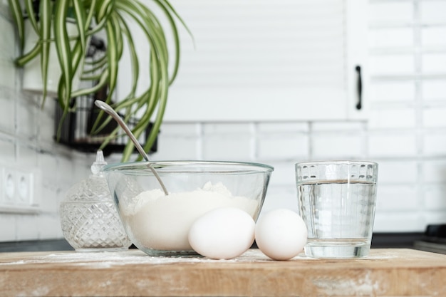 Versare l'acqua nella farina