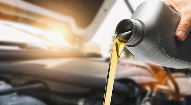 Versare l&#39;olio nel motore dell&#39;auto