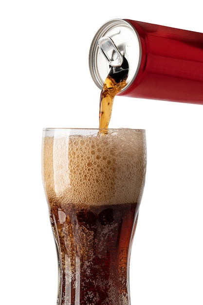 Versare la bevanda cola soda dalla lattina al bicchiere