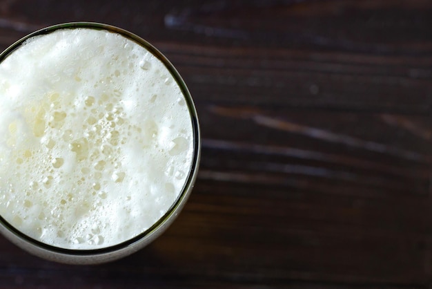 versare la birra in un bicchiere di birra gustosa birra fresca in un bicchiere di birra