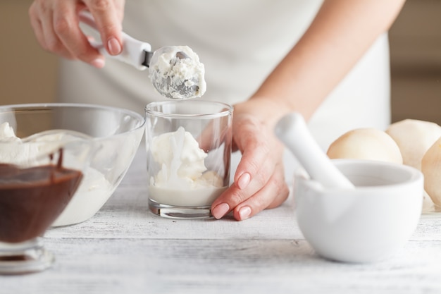 Versare la salsa di cioccolato sul gelato