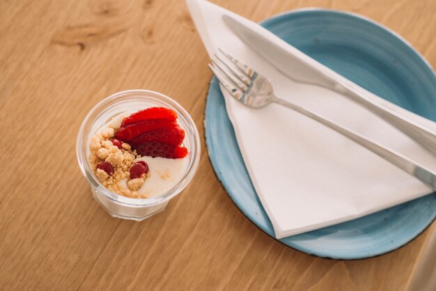 Versione gourmet di una classica cheesecake con fragole al naturale servita in porzioni individuali