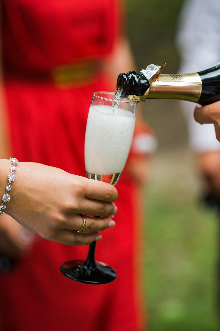 Versò un bicchiere di champagne
