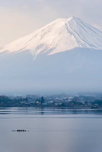 Vertical Mount Fuji fujisan dal lago Kawaguchigo con Kayak in primo piano