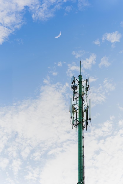 Verticale della torre delle telecomunicazioni con cielo blu