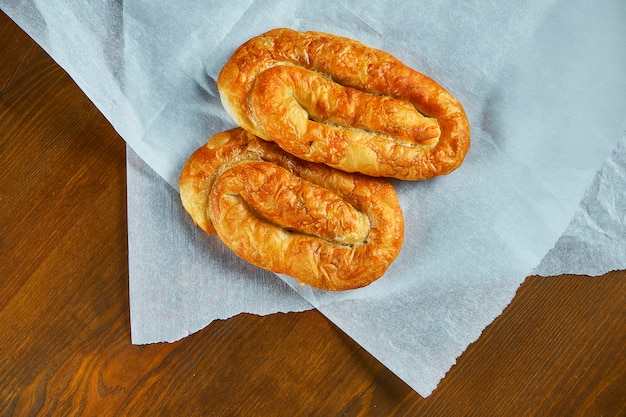 Vertuta - rotoli di pasta di scarico con cavolo su carta pergamena bianca. Gustosi e delicati pasticcini della cucina moldava e ucraina. Vista dall'alto