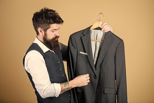 Vestibilità perfetta Su misura su misura Concetto di abito sartoriale Moda per uomini d'affari Abito su misura Uomo barbuto moda couturier sarto Abito elegante su misura Sartoria e design dei vestiti