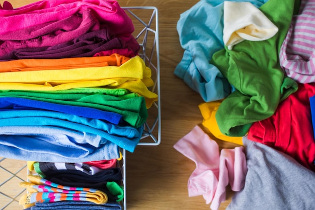 Vestiti a colori ordinati e organizzati con il metodo konmari