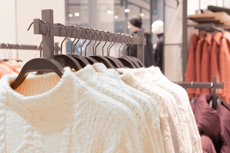 Vestiti appesi in un negozio di moda.