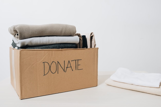 Vestiti in scatola per donazione di concetti e riciclo di riutilizzo