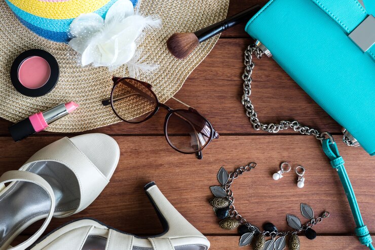 Vestiti, trucco e accessori della donna su fondo di legno