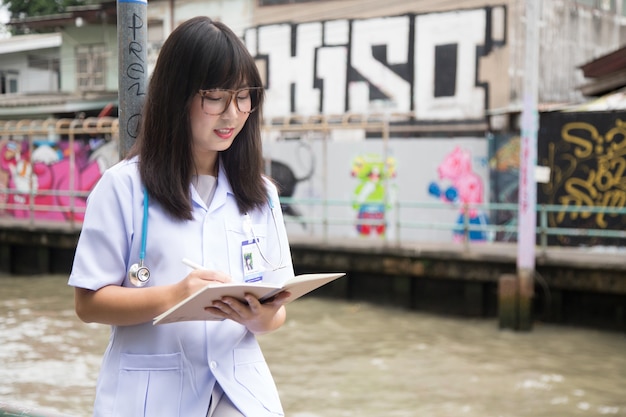 Vestito asiatico della camicia di medico asiatico della donna con l&#39;ospedale all&#39;aperto dello stetoscopio