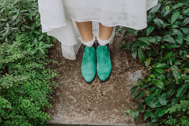 Vestito con i piedi delle scarpe da sposa