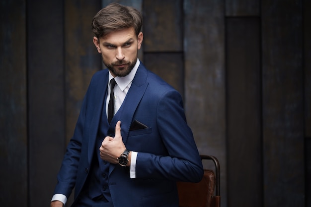 Vestito da portare del giovane uomo d'affari alla moda