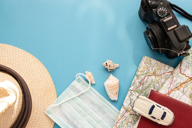 Vestito di viaggiatore, studente, adolescente, giovane donna o ragazzo. Sovraccarico di elementi essenziali per i giovani moderni. Diversi oggetti sullo sfondo. Flatlay