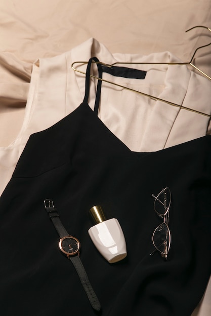 vestito elegante nero vista dall'alto immagine femminile alla moda