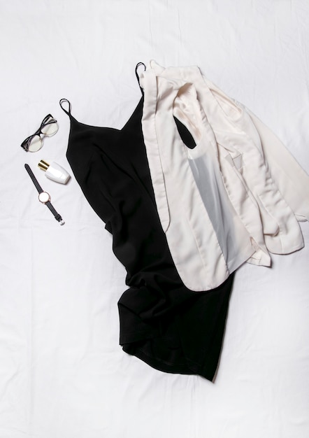 vestito elegante nero vista dall'alto immagine femminile alla moda