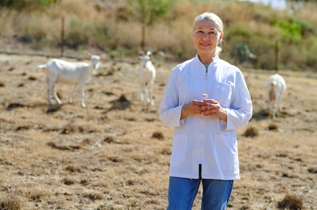 Veterinaria matura in una fattoria