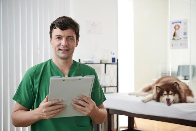 Veterinario sorridente con appunti