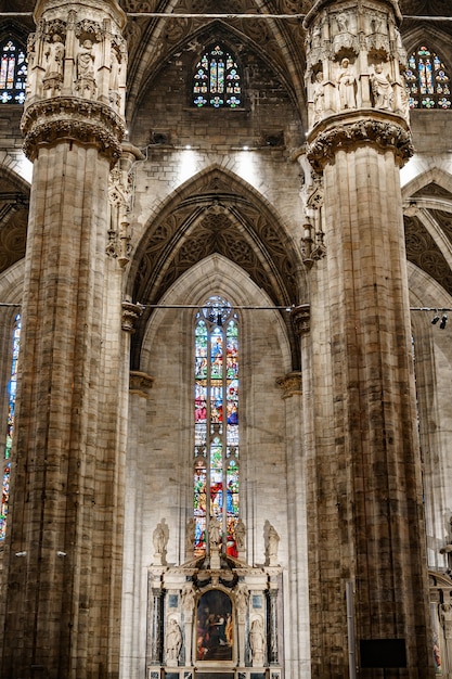 Vetrate colorate contro le enormi colonne di marmo scolpito del duomo italia milano