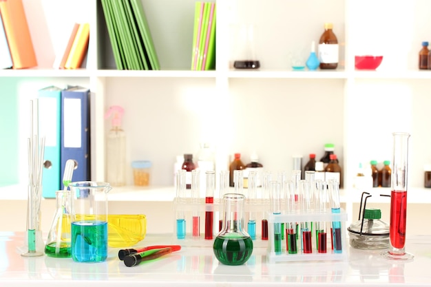 Vetreria da laboratorio diversa con liquido colorato su sfondo di laboratorio