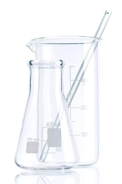 Vetreria da laboratorio per liquidi su sfondo bianco