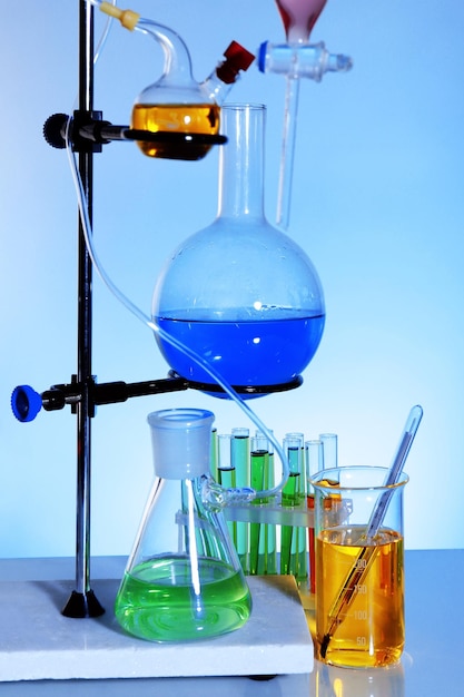 Vetreria di laboratorio su sfondo blu chiaro