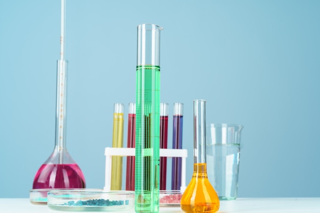Vetreria per laboratorio chimica con vari liquidi colorati sulla tavola