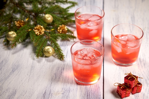 Vetri con succo di mirtillo rosso su legno bianco