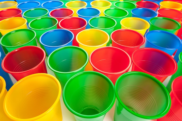 Vetri di plastica multicolori isolati su bianco