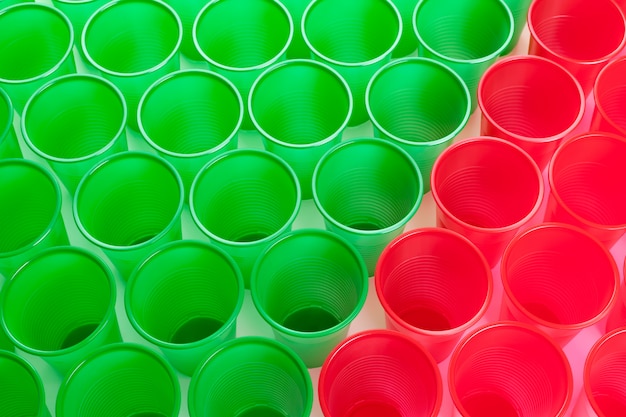 Vetri di plastica multicolori isolati su bianco