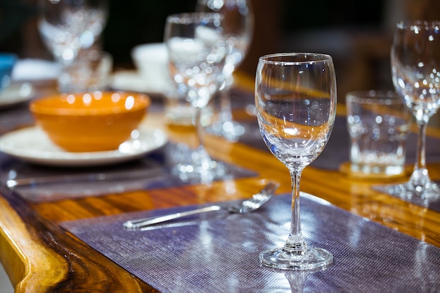 Vetri di vino vuoti del primo piano sulla tavola di legno.